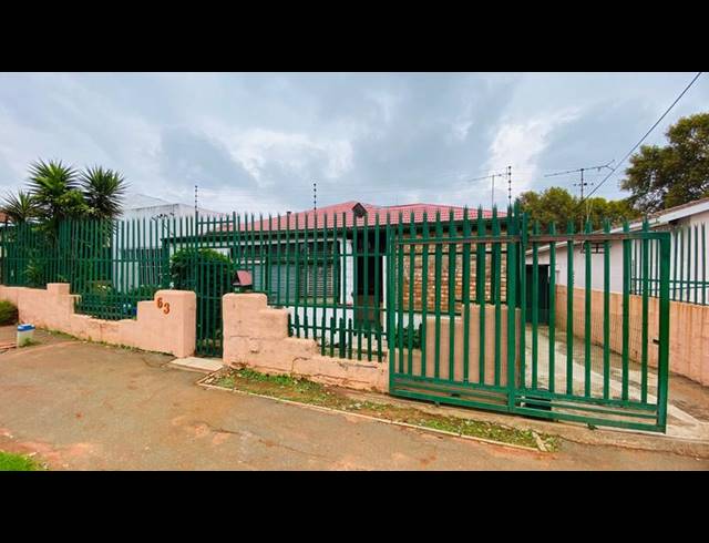 3 BEDROOM HOUSE FOR SALE IN BEZUIDENHOUT VALLEY